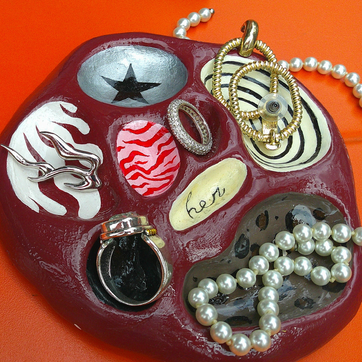 R01 / No.22 - Burgundy Jewelry Holder