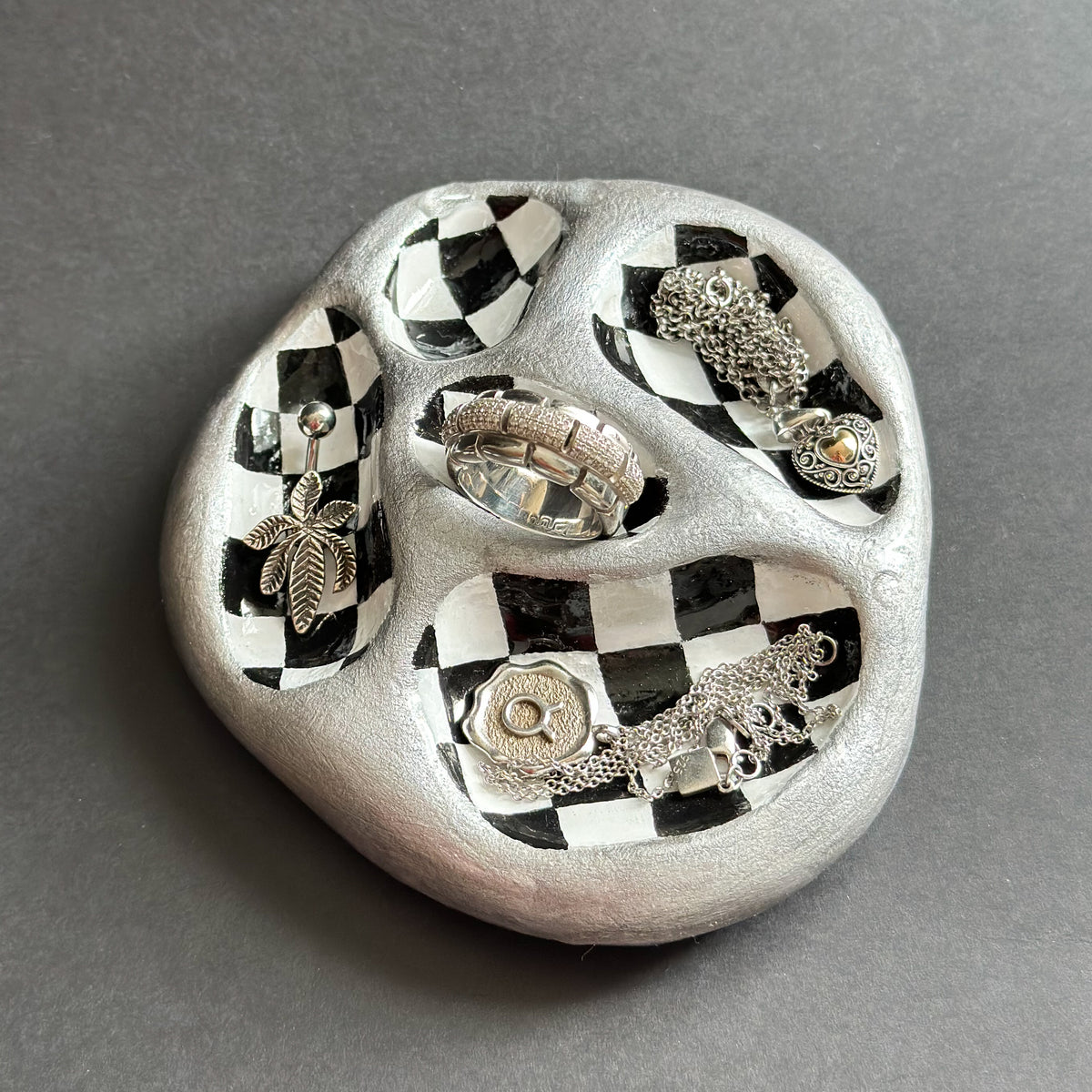 R01 / No.21 - Checkered Jewelry Holder