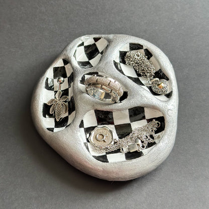 R01 / No.21 - Checkered Jewelry Holder